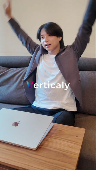 PC作業で笑顔の男性