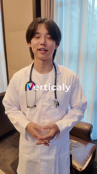 白衣の男性、笑顔で話す