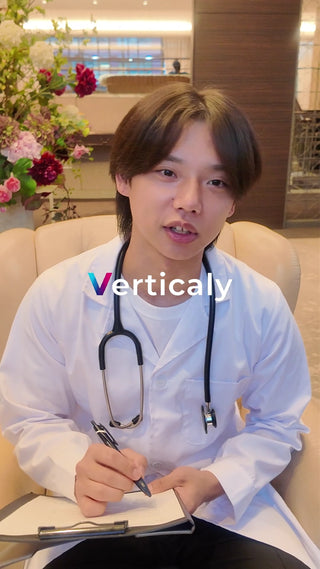 医師の診察風景、記録中