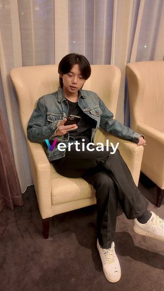 スマホを触る男性、カフェで