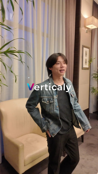 都会のカフェ、穏やかな午後