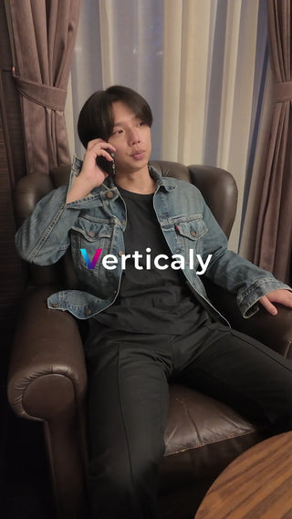 スマホで話す男性、くつろぎ空間