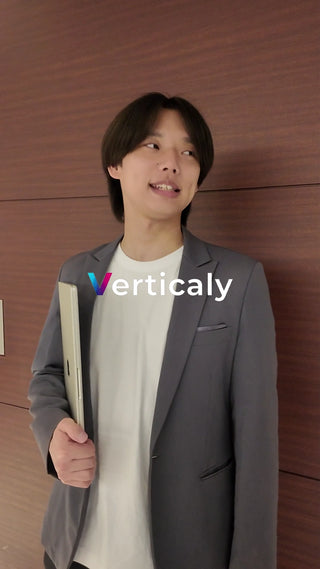 都会でPC作業する男性