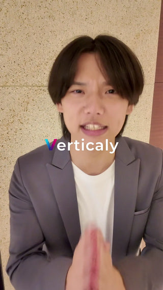 ジャケット姿の男性、笑顔で話す