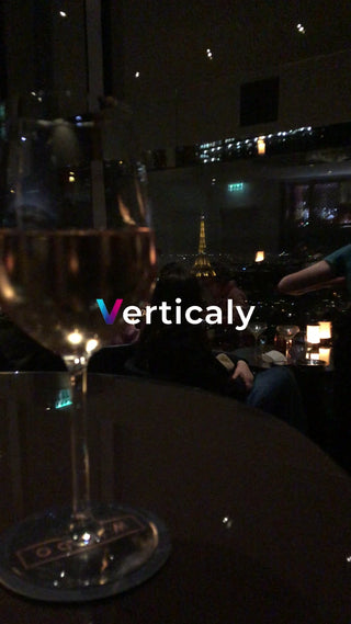 パリの夜景とワイングラス