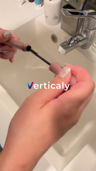 マスカラを塗る女性の手元