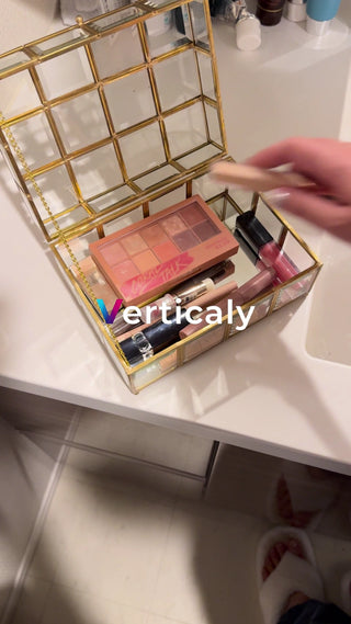 メイクを楽しむ女性