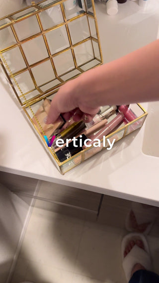 コスメを選ぶ女性、楽しげ