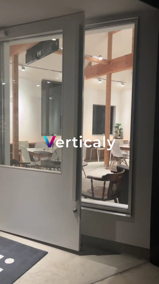 オフィスの一室、作業風景