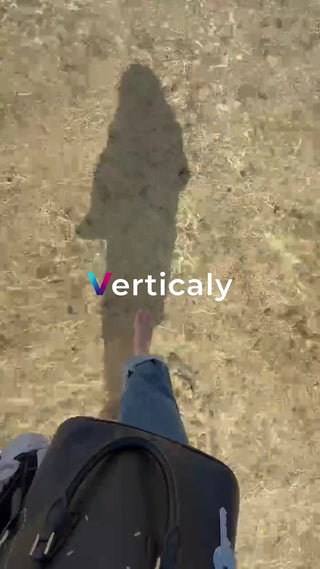 砂浜を歩く、夏の影