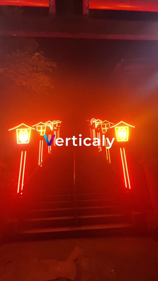 階段を上る夜の風景