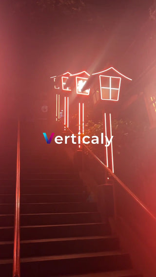 夜の階段、ネオン輝く