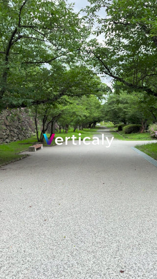 公園の小道を歩く