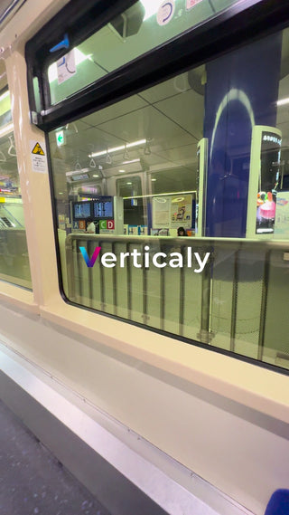 車窓からの風景、街並みを眺める