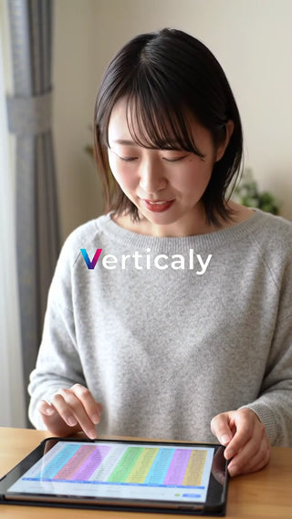 タブレットで作業する女性