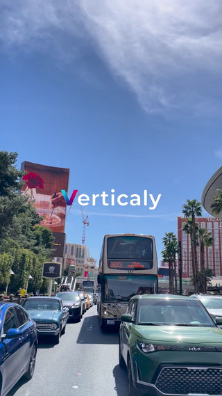 都会の喧騒、二階建てバス