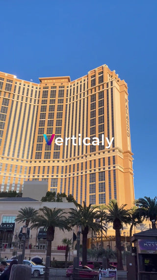 パラッツォの夕暮れ、青空の下