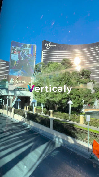 都会のWynn、青空の下