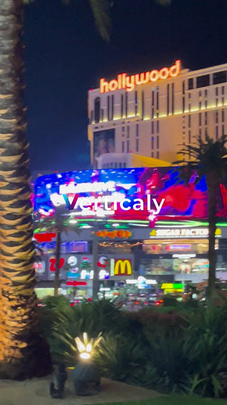 都会の夜、煌めくネオン