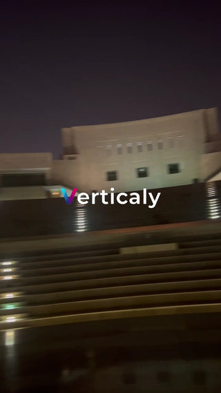 都会の夜景、階段を降りる