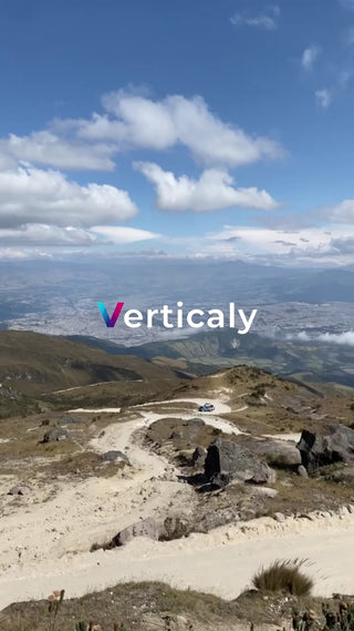 山道を走る車、絶景ドライブ