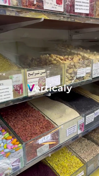 スパイス棚、食材の数々