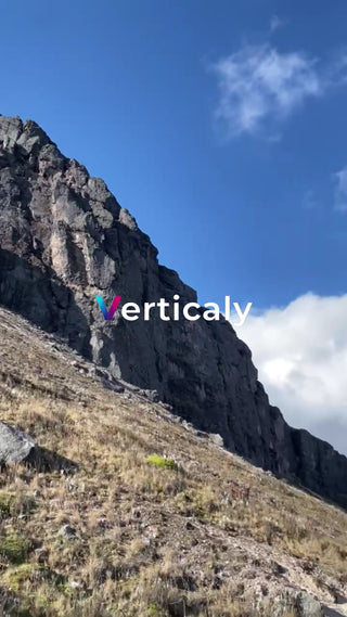 山肌と青空、爽快な風景
