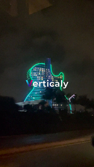 ギター型ホテル、夜の輝き