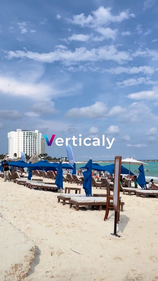 ビーチの休日、青いパラソル