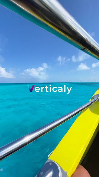 水面を走るボートの風景