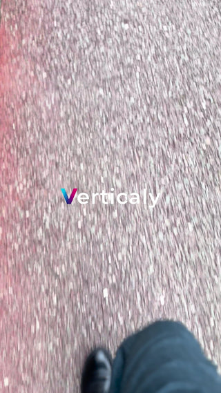 アスファルトの上を歩く