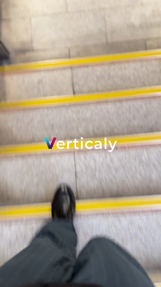 階段を降りる、足元からの視点