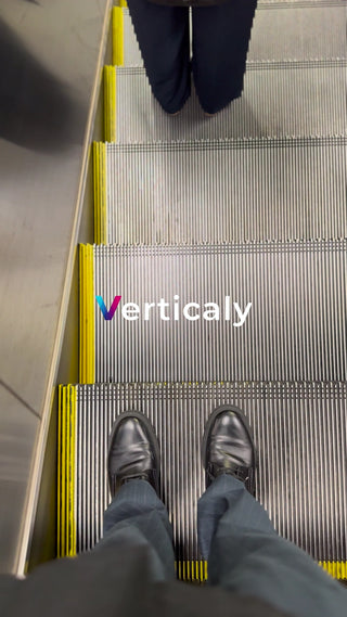 エスカレーター、降りる足元