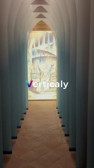 アーチ空間、絵画を眺める