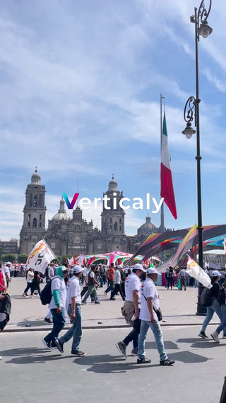 群衆の中を歩く人々