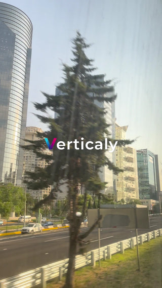 都会のビル群、夕暮れ時