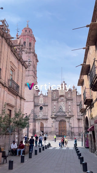 教会前の石畳、観光客の賑わい