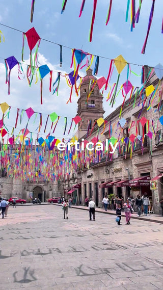カラフルな街並み、祭り風景