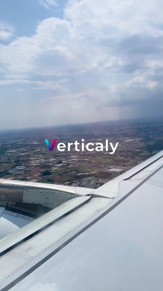 飛行機からの眺め、雲海と街並み