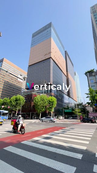 都会の交差点、配達員