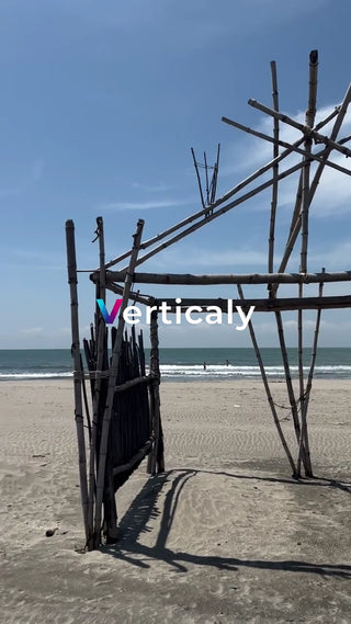 海辺の竹オブジェ、晴天の下