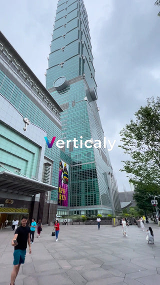 台北101、青空の下で