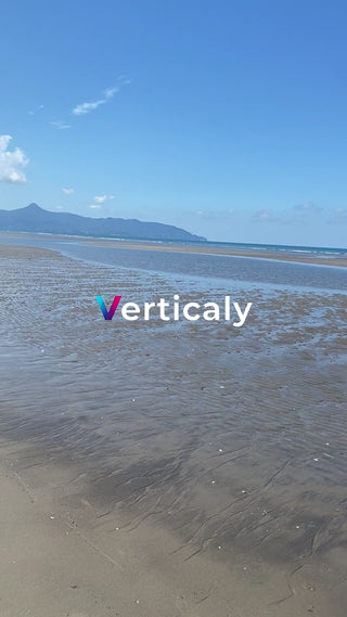 穏やかな浜辺、青い空の下