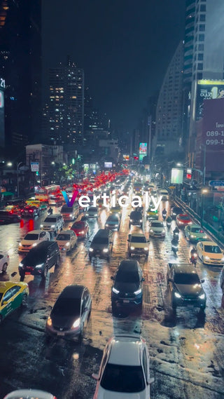 都会の夜、雨上がりの道