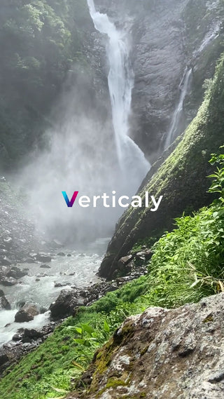 滝の迫力、マイナスイオン浴びて