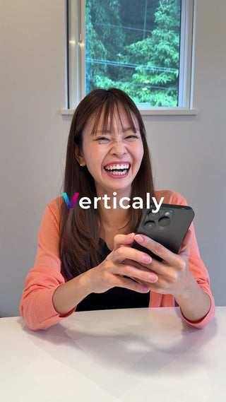 スマホを笑顔で見る女性