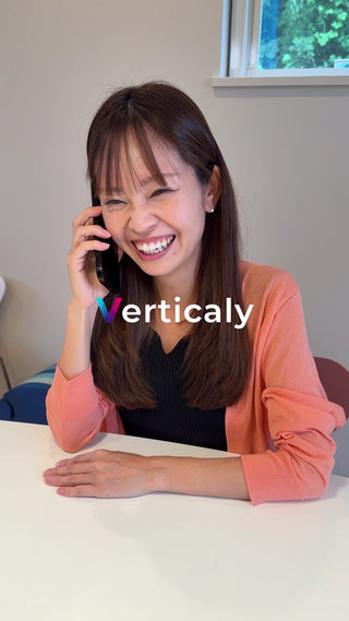 電話で話す女性、笑顔が素敵