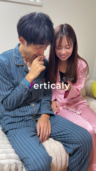 仲の良い二人、スマホを見る