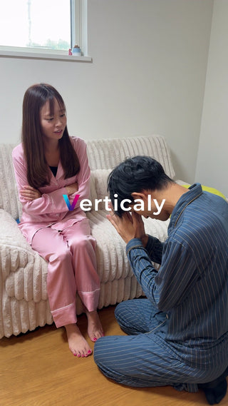 土下座する男性、困惑の女性