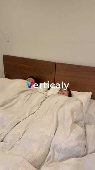 ベッドで眠るカップル